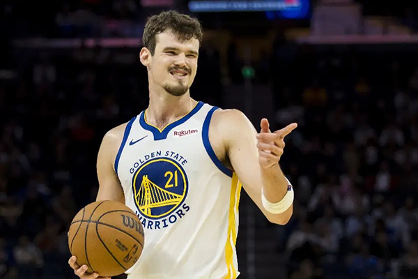 斯潘塞19分封神，科尔临场制胜！勇士险胜骑士，库明加低迷成忧