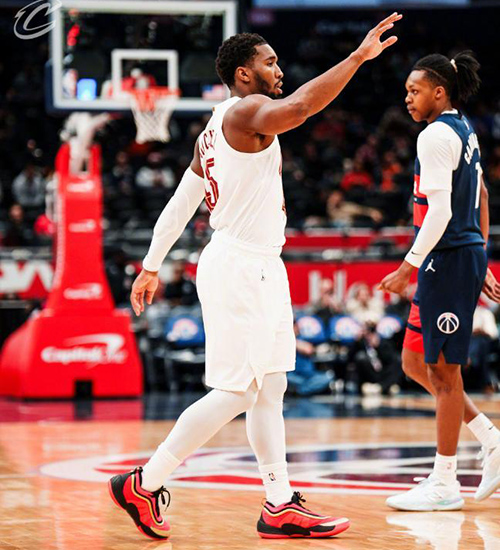 末节狂轰45分逆转！米切尔48分封神 骑士13连胜<a href=/halkan/lanqiuzhibo/wizards/ target=_blank class=infotextkey>奇才</a>